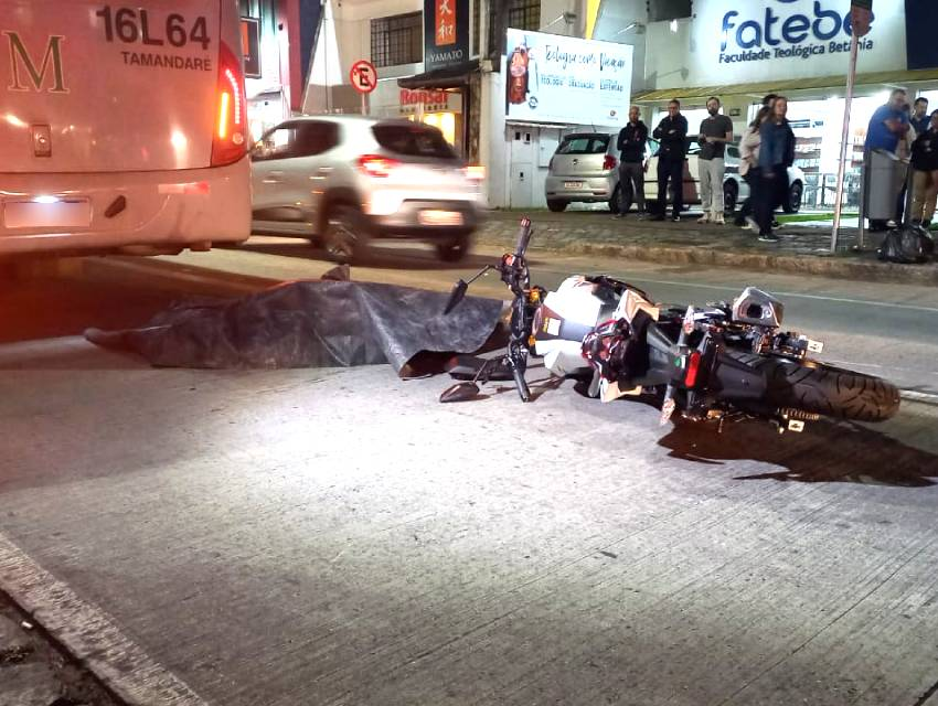 Rapaz morre em acidente com moto no Água Verde em Curitiba