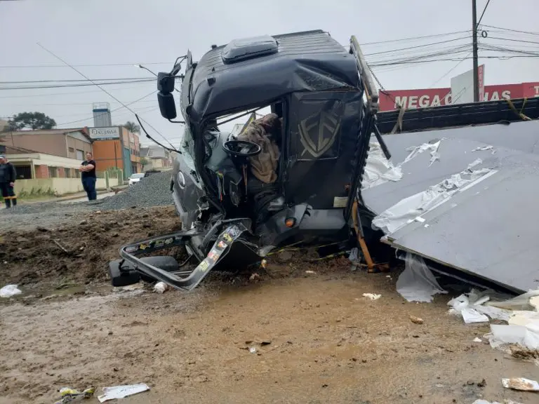 Motorista tomba caminhão e fica preso às ferragens na Rodovia do Xisto; mulher e criança escaparam ilesas