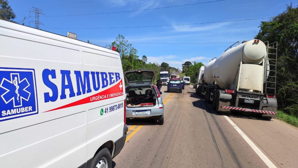 Acidente entre carro e caminhão na BR476, rodovia do Xisto