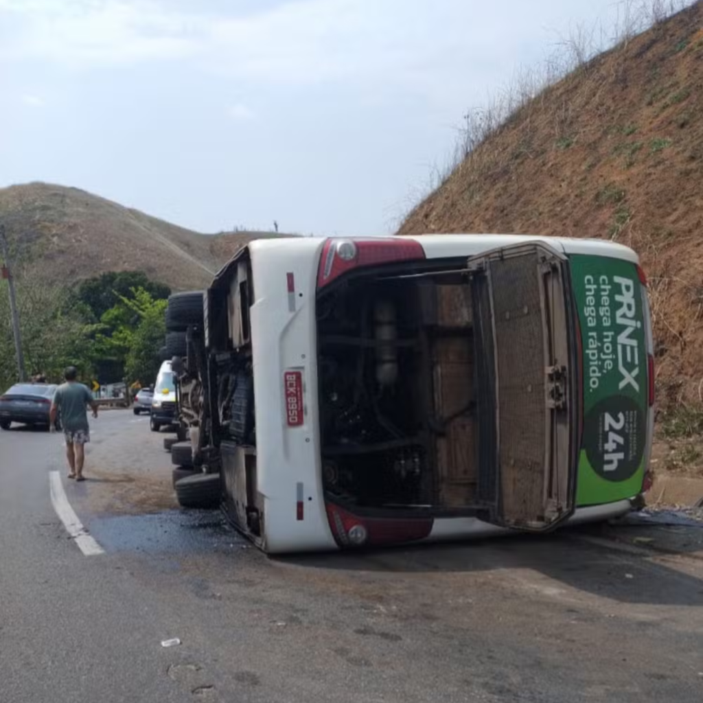 Ônibus que transportava o time de futebol americano Coritiba Crocodiles Oficial tomba no RJ e deixa três mortos