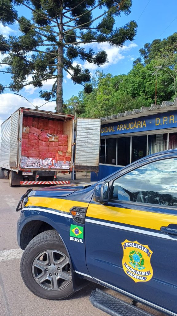 PRF apreende caminhão carregado com cigarros contrabandeados em Contenda