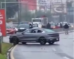 Veículo parou no meio da Avenida, após colidir no canteiro central.