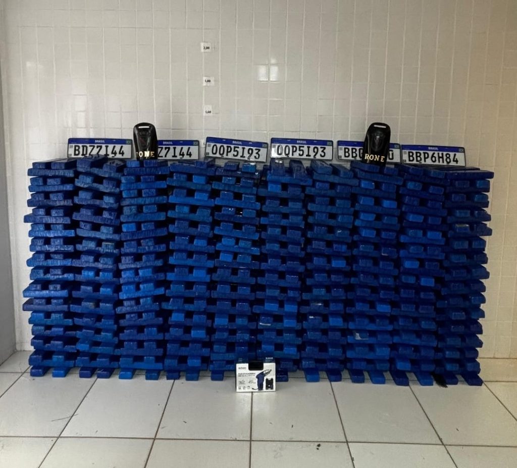 BPRone apreende quase 500 kg de maconha em Araucária e prende três suspeitos.