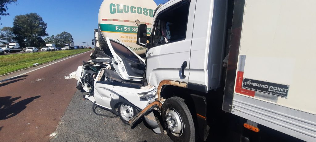 Engavetamento no Contorno Sul deixa um motorista ferido em Curitiba, próximo ao acesso para Araucária