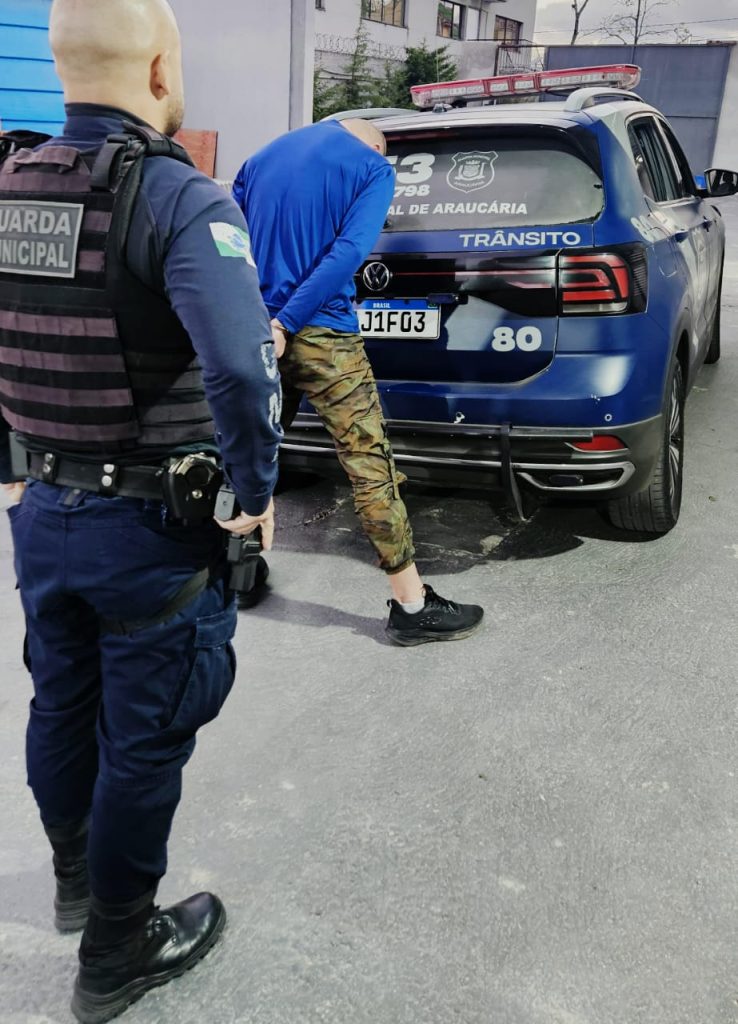 Guarda Municipal de Araucária prende homem com dois mandados em aberto após abordagem de veículo em zigue-zague