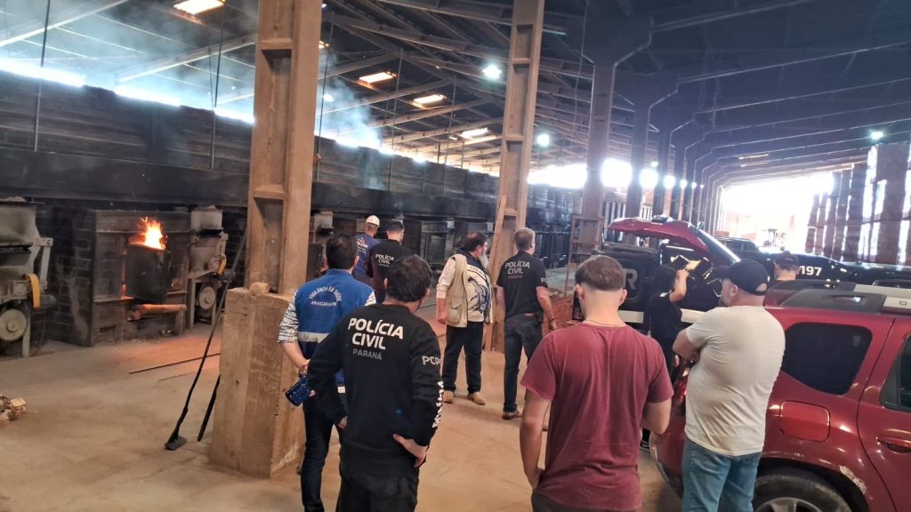 PCPR incinera 1,2 tonelada de drogas e destrói 1,5 mil litros de bebidas falsificadas em Araucária