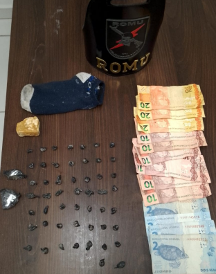 ROMU apreende drogas e prende suspeito de tráfico em Araucária