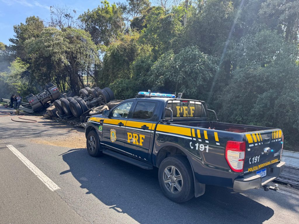 Caminhoneiro é salvo após tombamento de carreta na BR-476, em Contenda