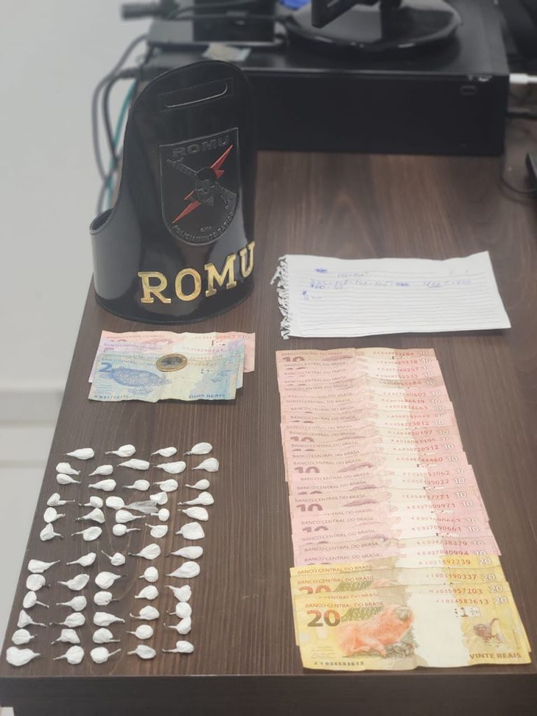 ROMU prende dupla com mais de 50 porções de cocaína de madrugada no Capela Velha