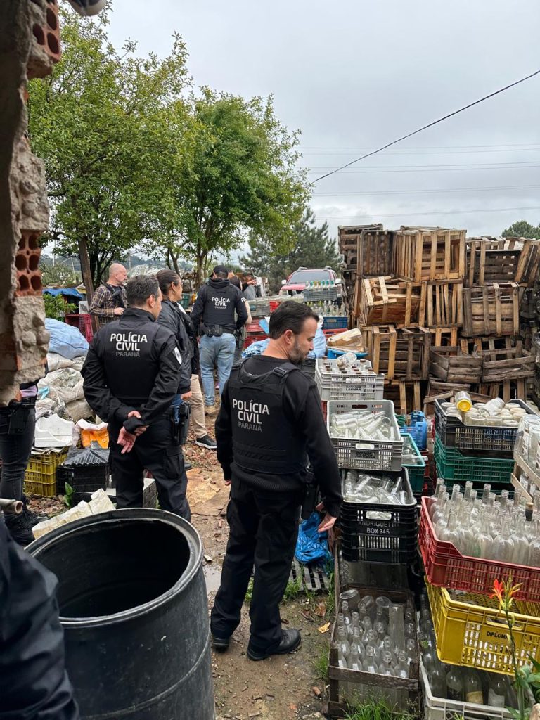Operação da Polícia Civil destrói mais de 300 mil garrafas de bebidas, ação aconteceu em Araucária, Curitiba e São José dos Pinhais
