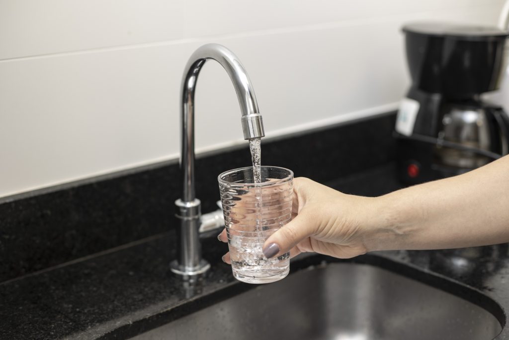 Calor recorde eleva em 20% o consumo de água tratada em Curitiba e RMC