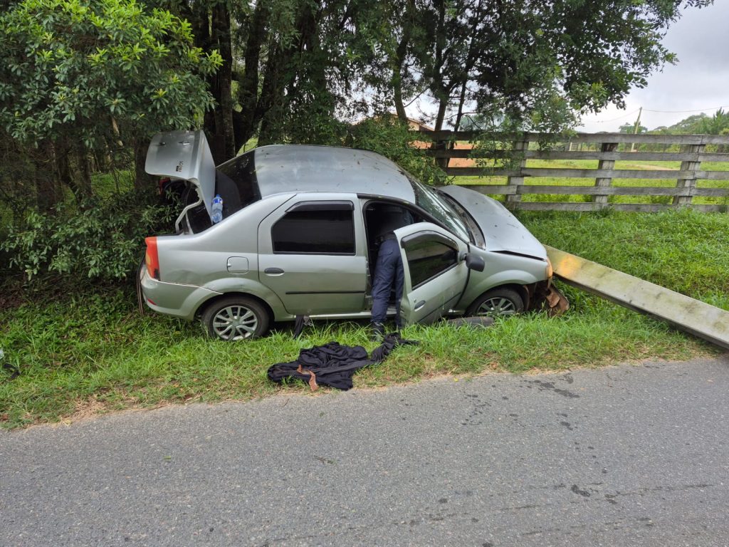 GMA apreende quase meia tonelada de maconha após carro bater em poste na Guajuvira