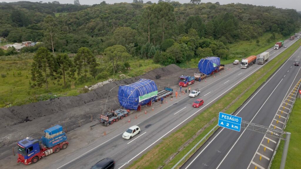 Peças gigantes que chegaram ao Porto de Paranaguá passam por Araucária rumo a megaprojeto de celulose