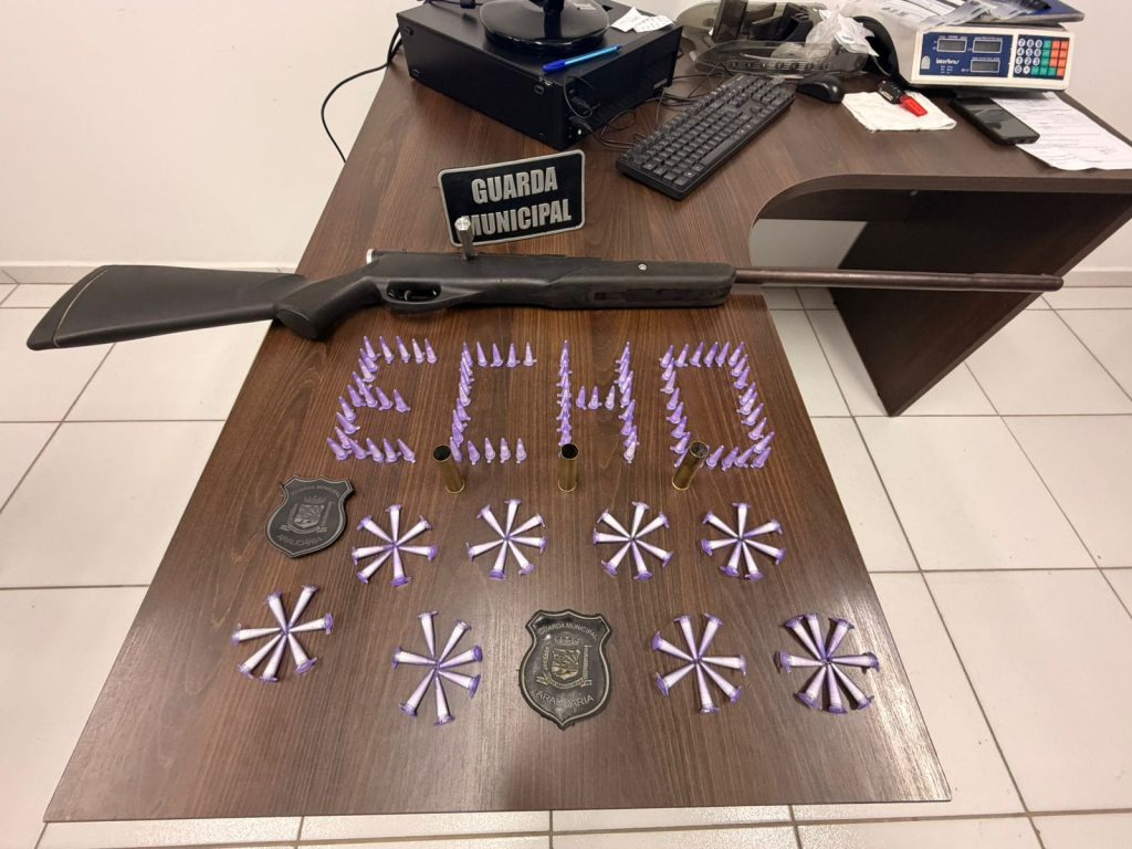 Abordagem de rotina resulta em três prisões por porte de arma e tráfico no Capela Velha