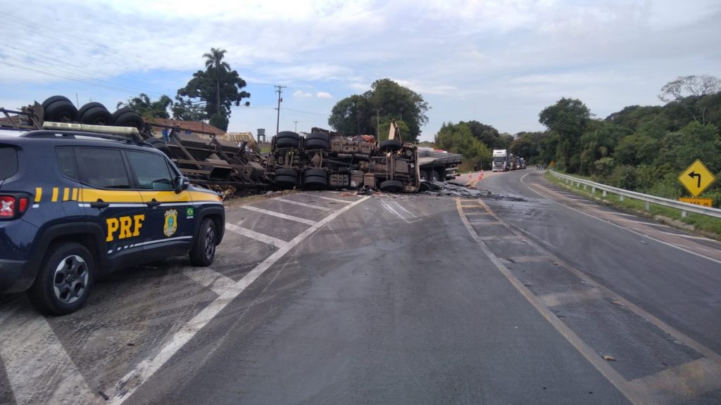Tragédia na BR-476, colisão frontal entre caminhões deixa dois mortos na divisa entre Contenda e Lapa