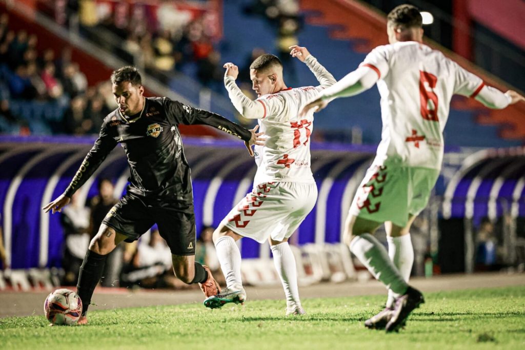 Araucária vence o Rio Branco novamente e se classifica para a semifinal da segundona do Paranaense