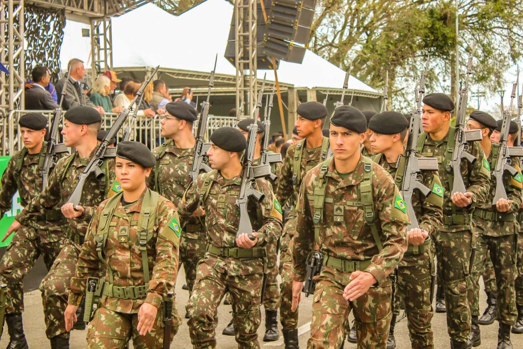 Desfile Cívico-Militar reúne centenas de participantes neste domingo em Araucária